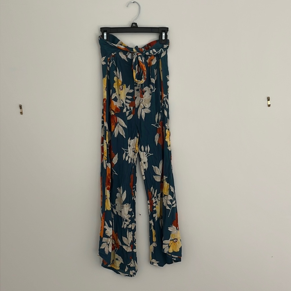Cute floral straight leg tie off pants